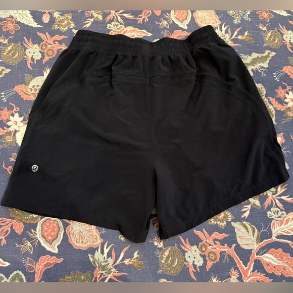 Like New! Lululemon Men’s Black Pace Breaker Linerless Shorts 5”-Sz Medium - Picture 5 of 8